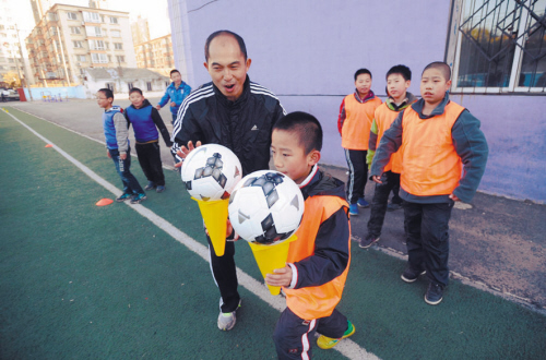 沈阳晚报:沈阳体院足球教师捐助怒江小学学生