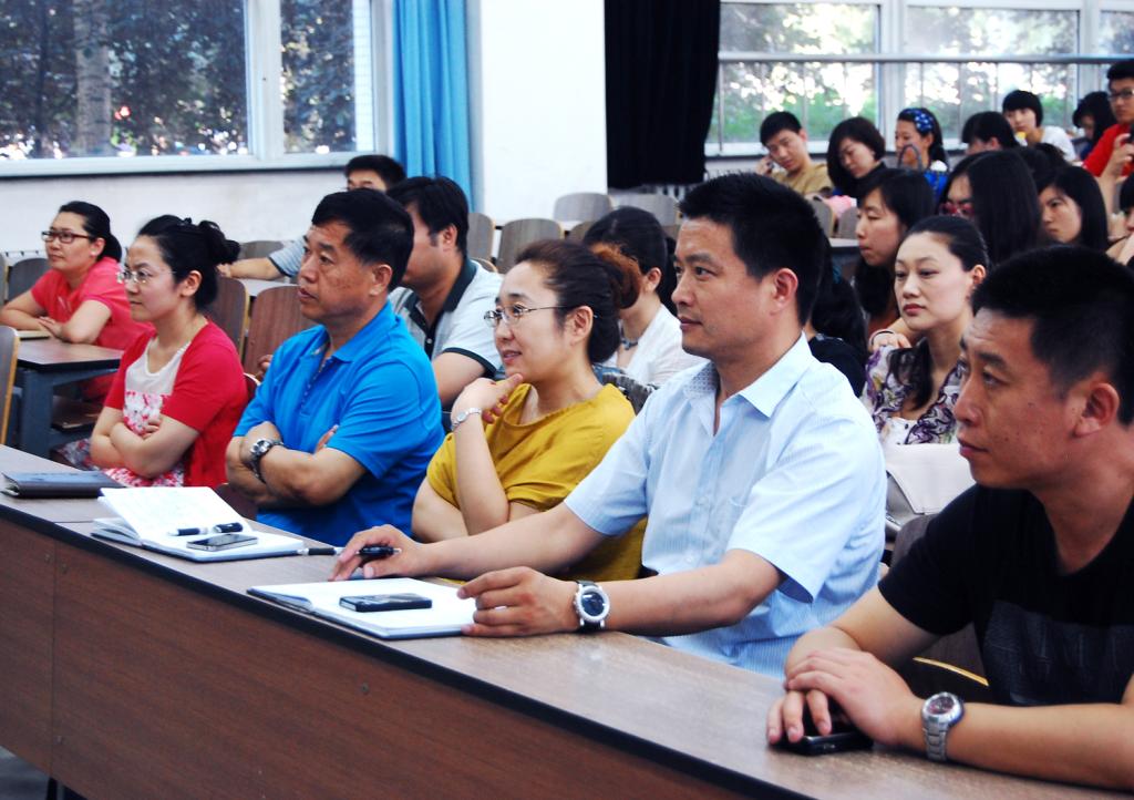 体育人文学院新闻学专业召开2013届毕业生经