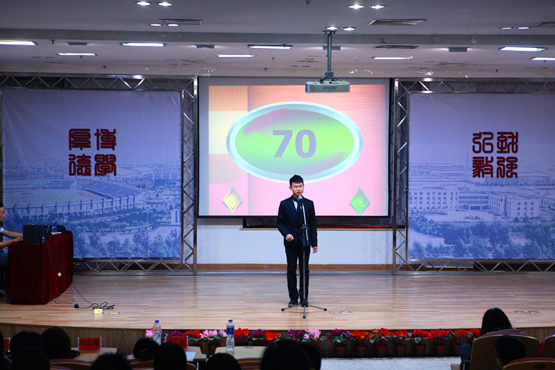 大学生校园英语演讲比赛在图书馆举办-沈阳体