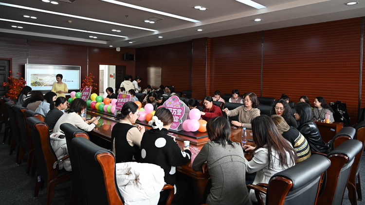 “香遇芳华手作美好”我校举办女教职工车载香薰DIY活动庆祝“三八”妇女节