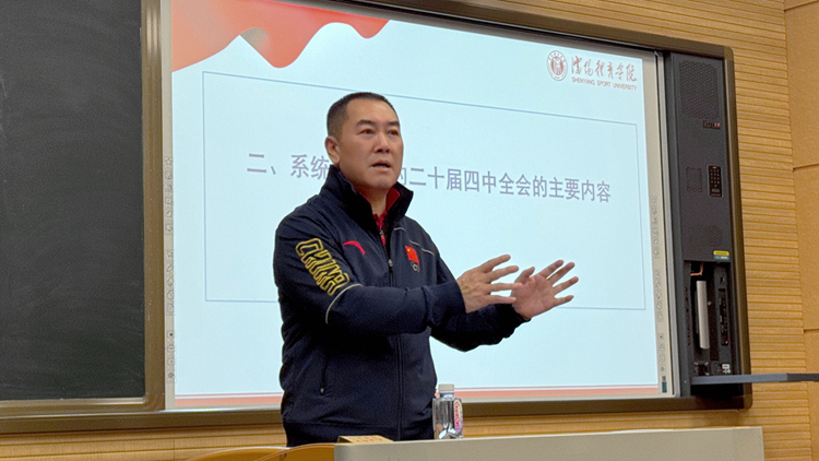 党委书记高向辉为学生讲授思政课