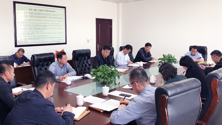 学校党委理论学习中心组开展集中学习