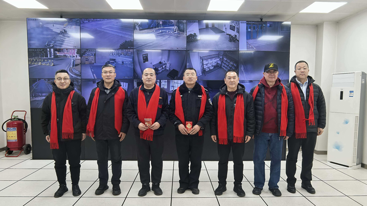 跃马逐梦守初心 暖意关怀励前行——学校领导除夕走访慰问值班值守人员