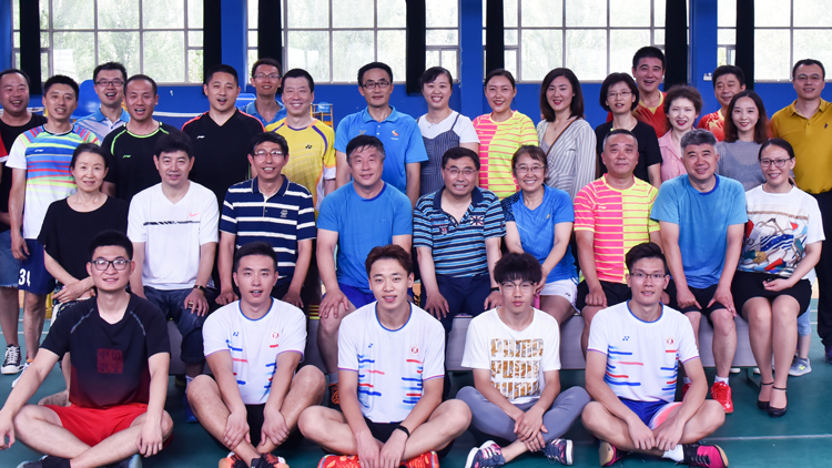 2019年学校教职工业余羽毛球双打比赛圆满落幕