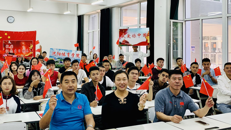 学校组织师生收看国庆阅兵庆典