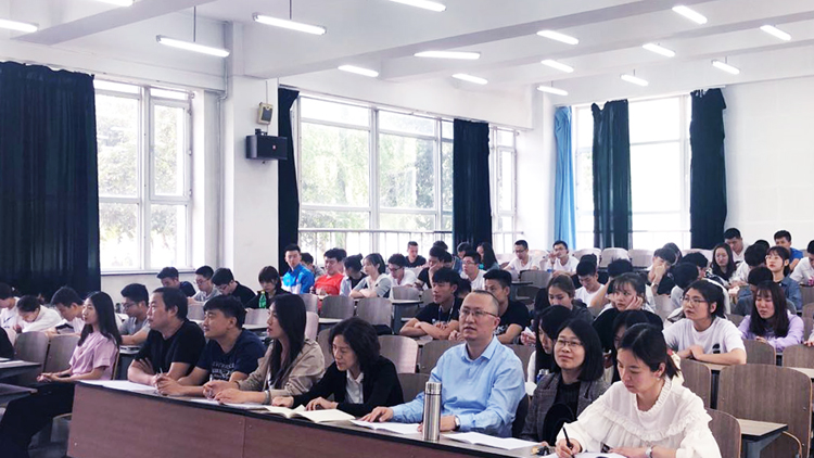 学校师生收看辽宁省高校纪念五四运动100周年第二场校园宣讲网络直播