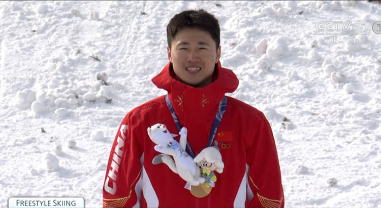 我校教师兼运动员王心迪在米兰冬奥会自由式滑雪男子空中技巧决赛摘金