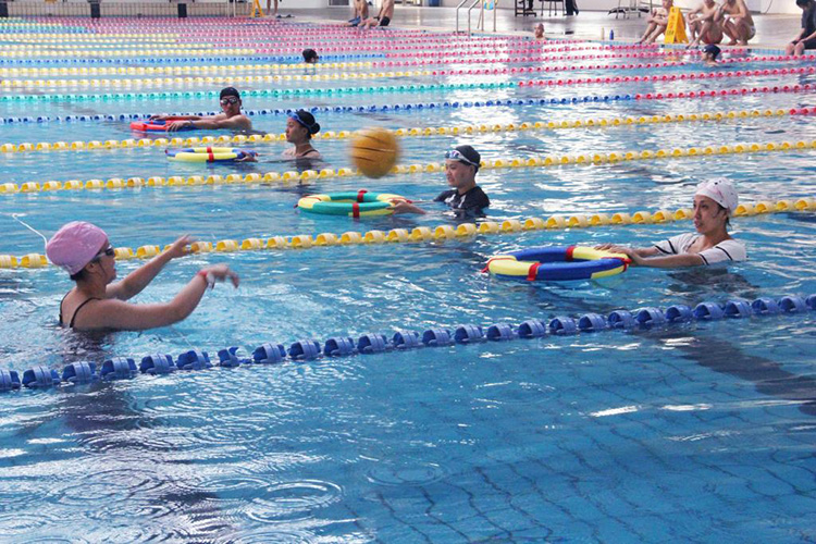 2018社团节举办第九届趣味游泳比赛