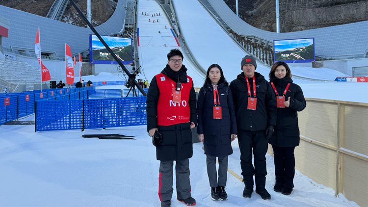 我校4名教师受邀执裁2024-2025国际雪联跳台滑雪女子世界杯