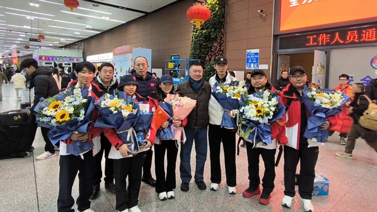 沈阳体育学院领导和部分师生前往机场迎接我校冬奥健儿载誉归来