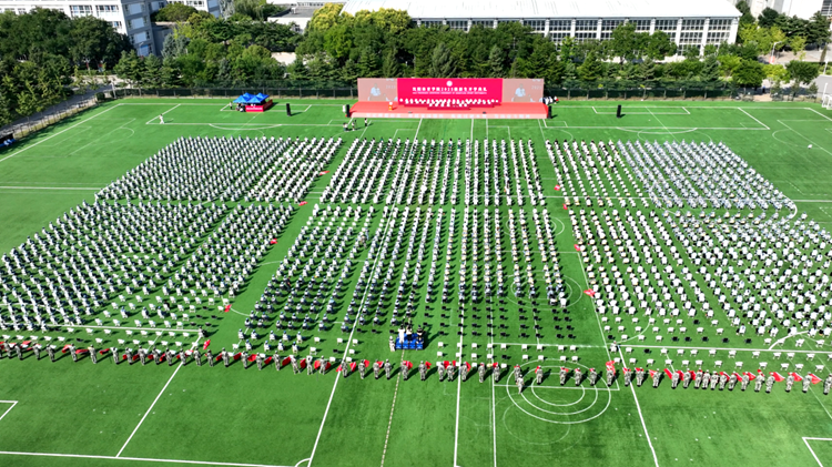 学校举行2025级新生开学典礼
