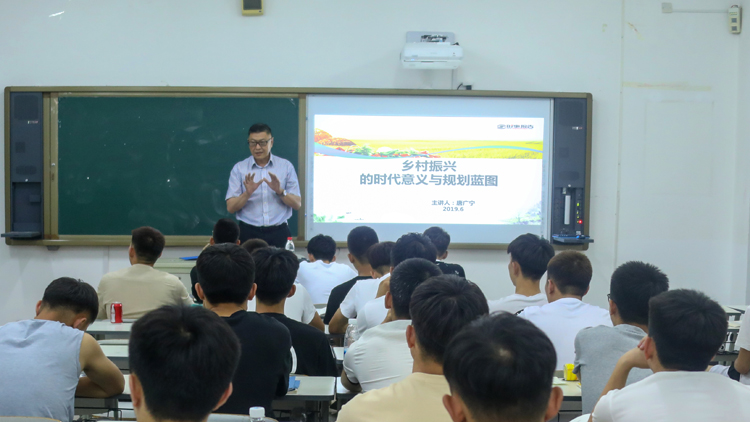 副院长唐广宁为学生讲授形势与政策课