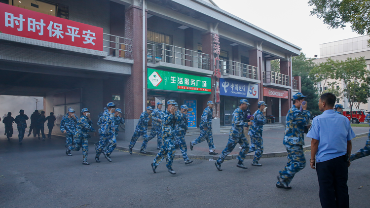 学校举办2025年新生安全教育暨消防应急疏散演练活动圆满完成