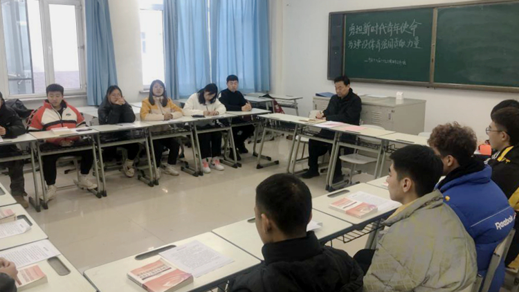 纪委书记姜广利为学生讲授形势与政策课