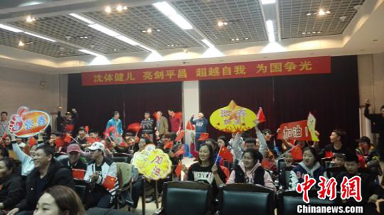 沈阳体育学院师生为该校运动员徐梦桃和张鑫加油鼓劲 朱明宇 摄