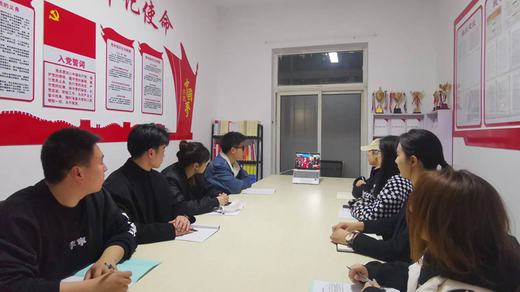 学校组织师生收看全省教育系统学雷锋活动启动仪式和纪念毛泽东等老一辈革命家为雷锋同志题词六十周年特别节目