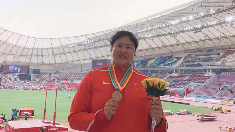 教师李玲领取大阪田径世锦赛铅球铜牌