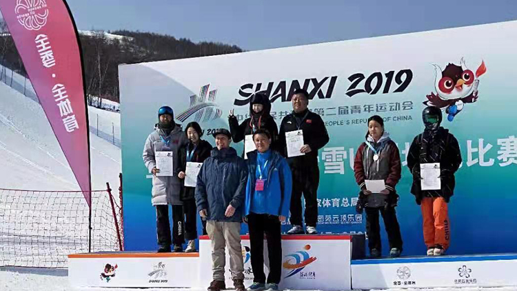 第二届青运会自由式滑雪U型场地赛我校学生张梓怡夺银