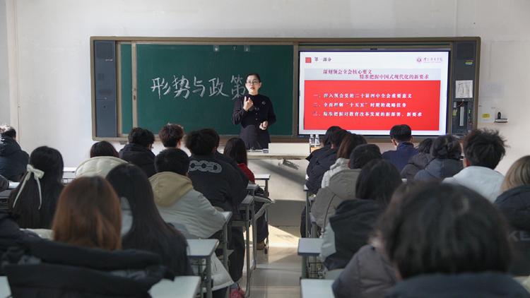 党委常委、副院长马艳红为管理与新闻传播学院学生讲授思政课