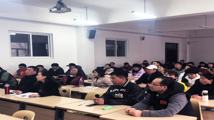 学校举办教育信息化设备使用培训会