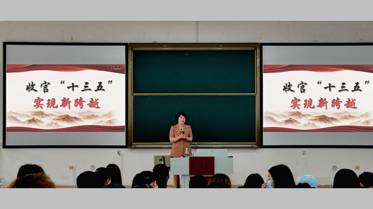 副院长刘芳为管理与新闻传播学院学生讲授形势与政策课