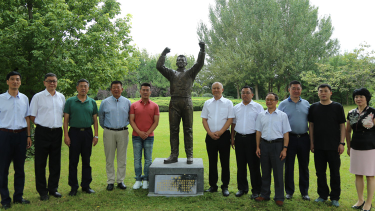 学校庆祝建校65周年奥运冠军韩晓鹏回校为冠军雕像揭幕