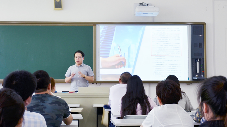 学校组织开展辽宁省教育教学信息化大赛参赛作品设计培训