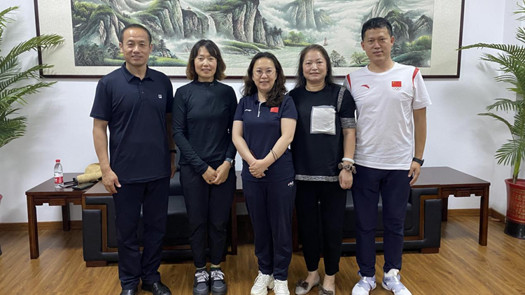 残疾人冬季两项、越野滑雪国家队主教练王锦芬到校调研座谈