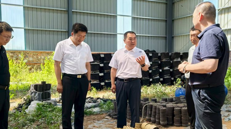 学校领导走访慰问驻村工作干部