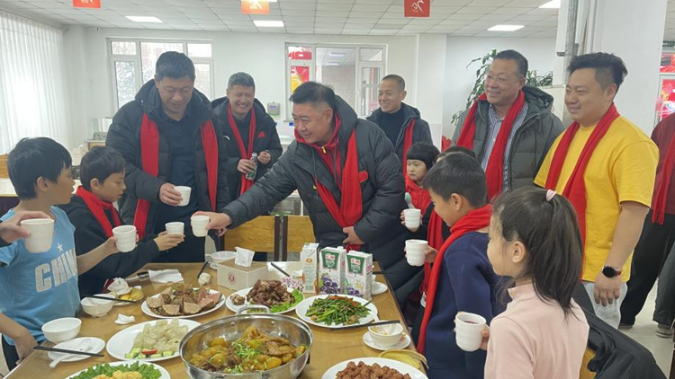 瑞雪丰年  情暖除夕——学校领导慰问春节在校师生
