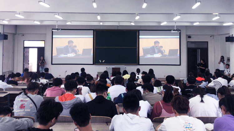 学校师生收看辽宁省高校纪念五四运动100周年首场校园宣讲网络直播